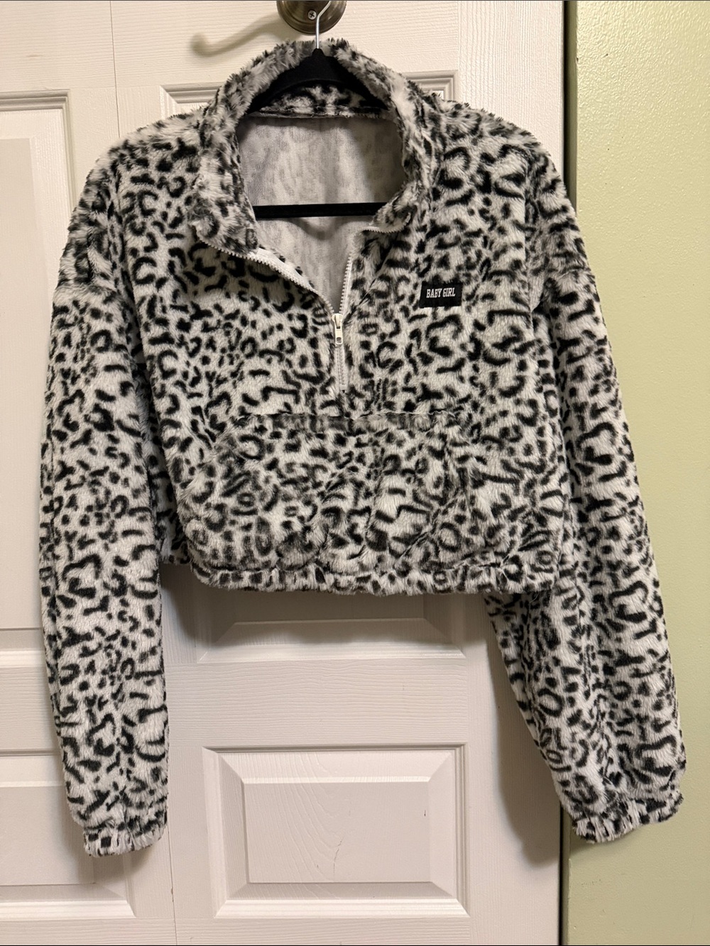 Cropped Faux Fur Leopard Pullover - Black & White